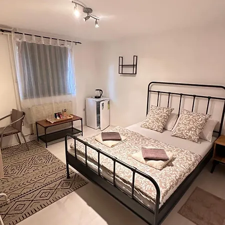 Under Velika Planina Nastanitev v družini Stahovica